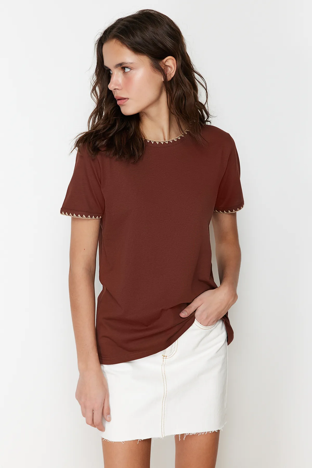 Trendyol Collection  Braunes Basic-Strick-T-Shirt mit Rundhalsausschnitt, 100 % Baumwolle, Kontrastnähte, detailliertes TWOSS19AD0085