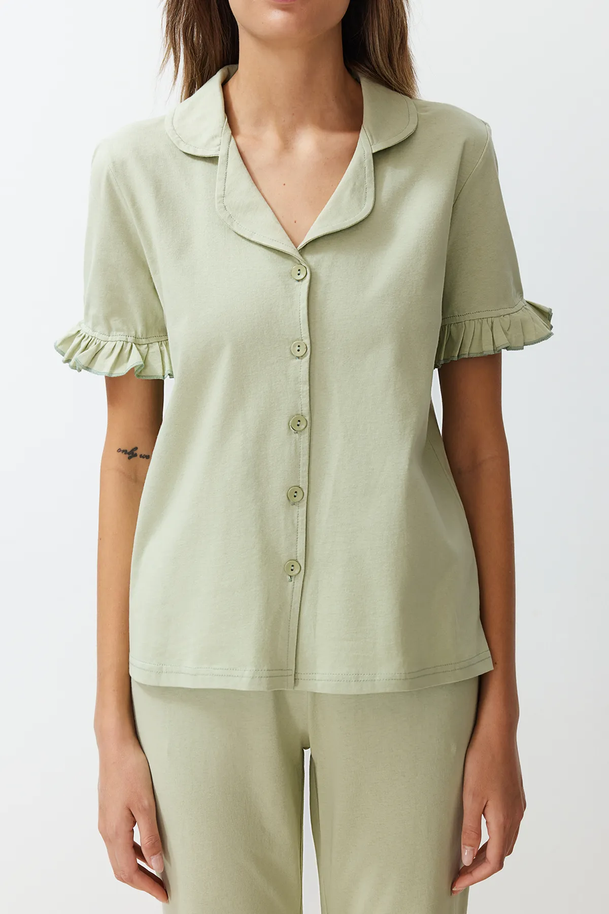 Trendyol Collection  Mintgrünes Pyjama-Set aus 100 % Baumwolle mit Rüschendetail THMSS24PT00223