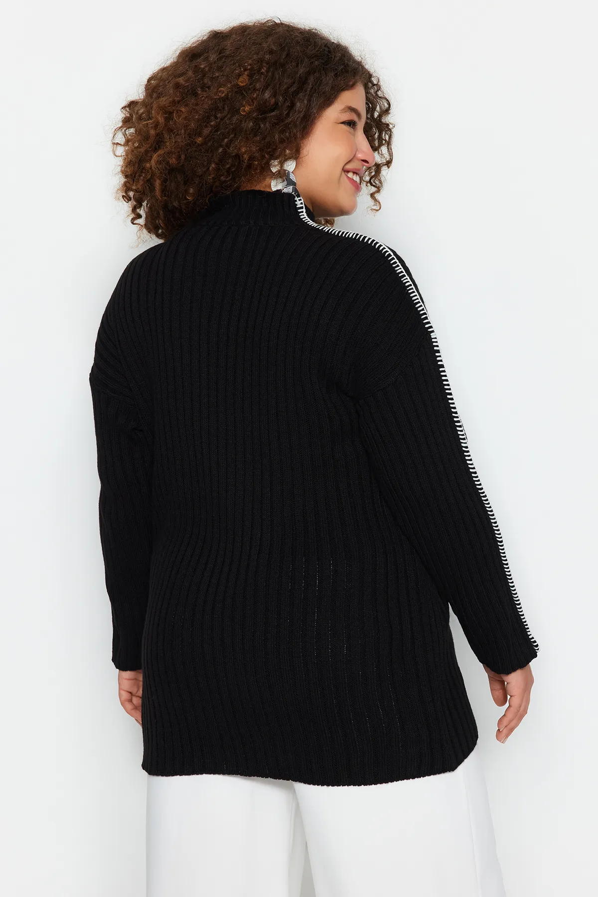 Trendyol Curve  Schwarzer Strickpullover mit Nähten und detaillierten Details TBBAW24AN00096