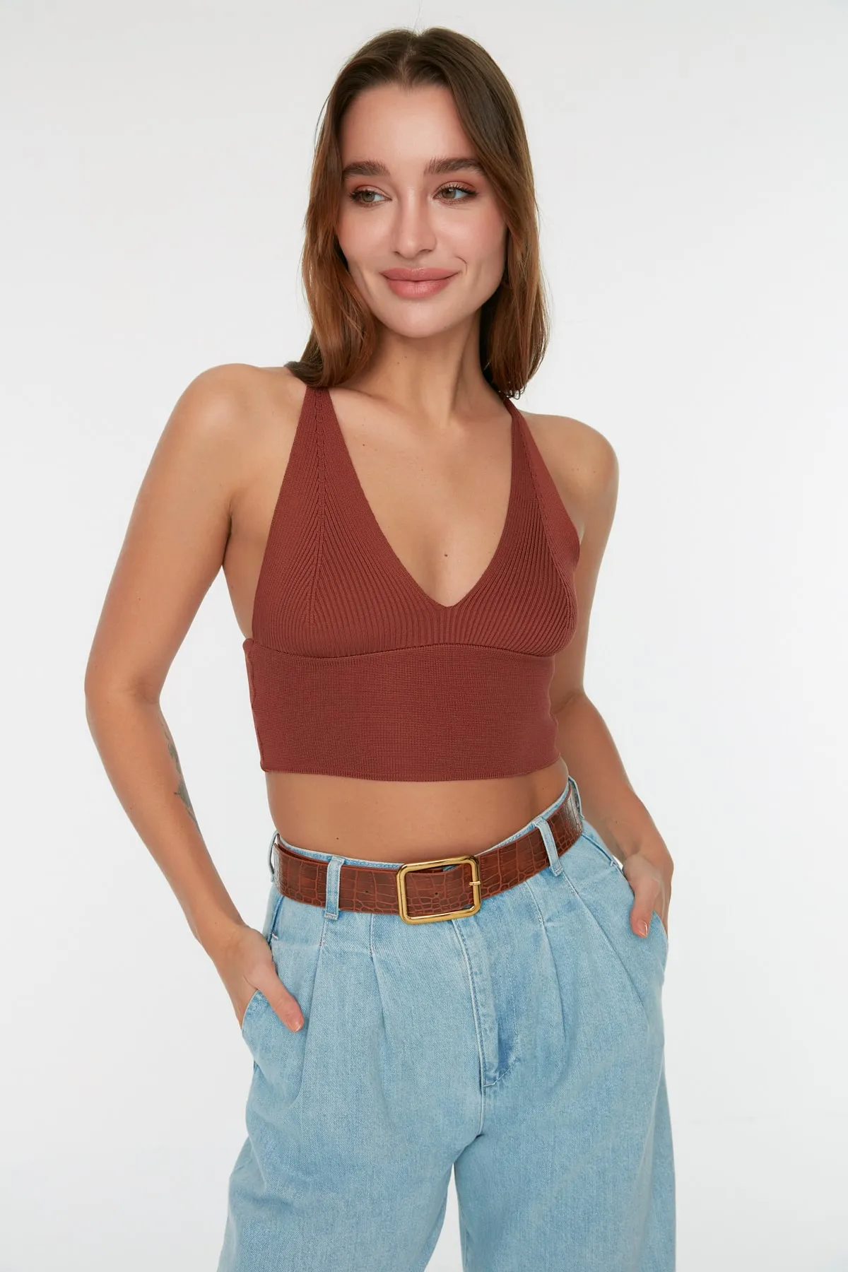 Trendyol Collection  Superkurze Strickbluse in Braun - Rückendetail, TWOSS22BZ0760