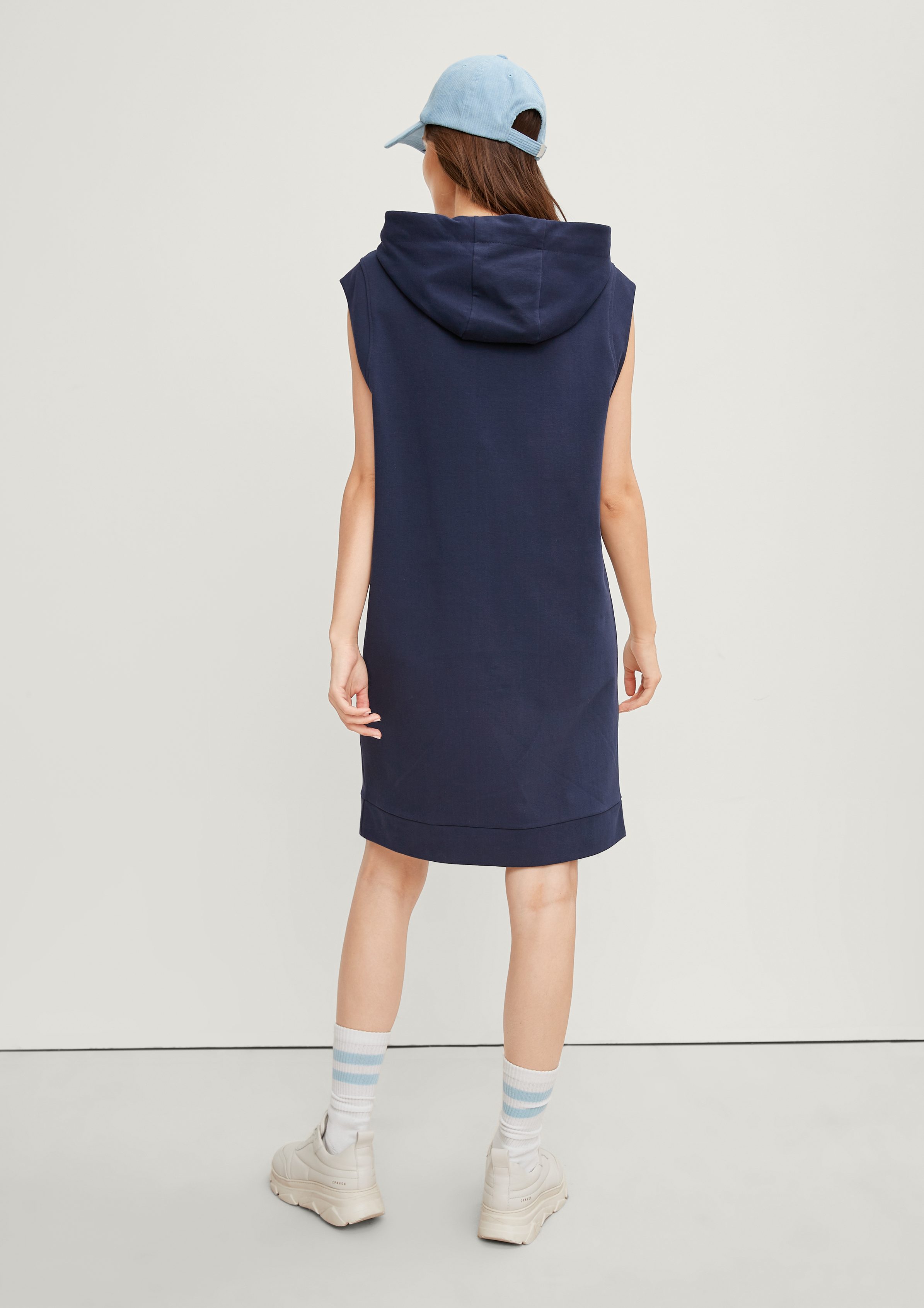 comma casual identity Minikleid Sweatkleid mit gesticktem Schriftzug Stickerei