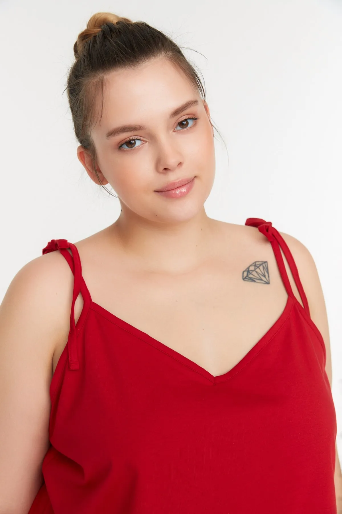 Trendyol Curve  Rotes Pyjama-Set mit gestrickten Rüschen und detailliertem Riemen TBSSS22PT0564
