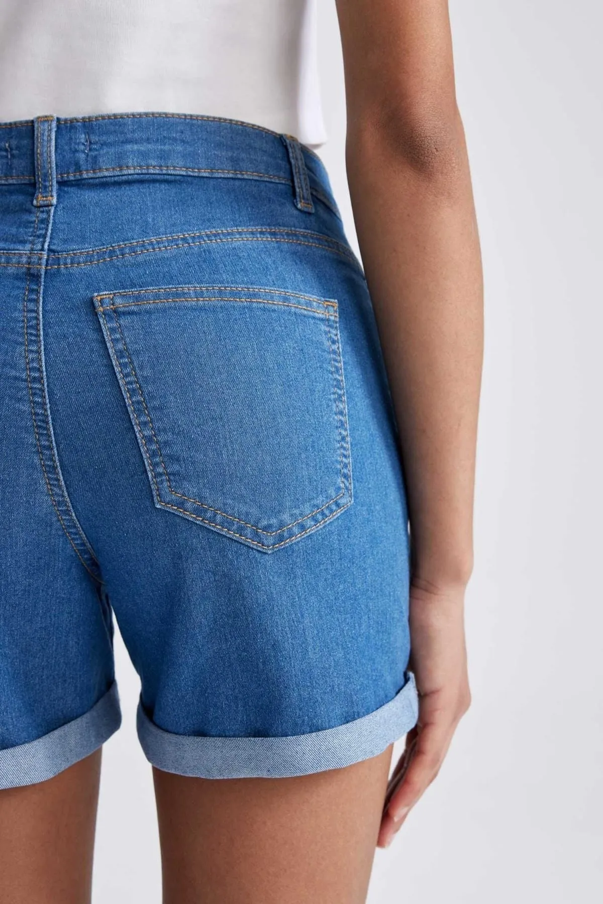 DeFacto  Jeans-Shorts mit normaler Taille und umgeschlagenem Bein A1959ax23sm