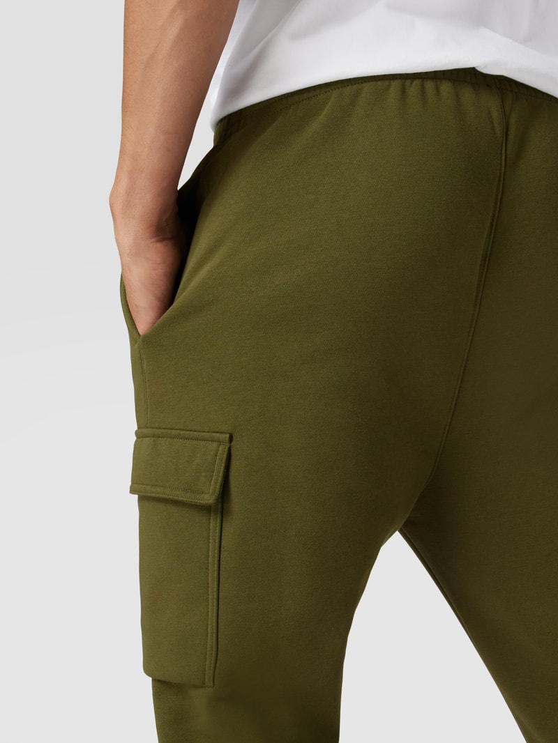 Sweatpants mit Label-Stitching Modell 'Nsw Club Pant Cargo' in olivgrün