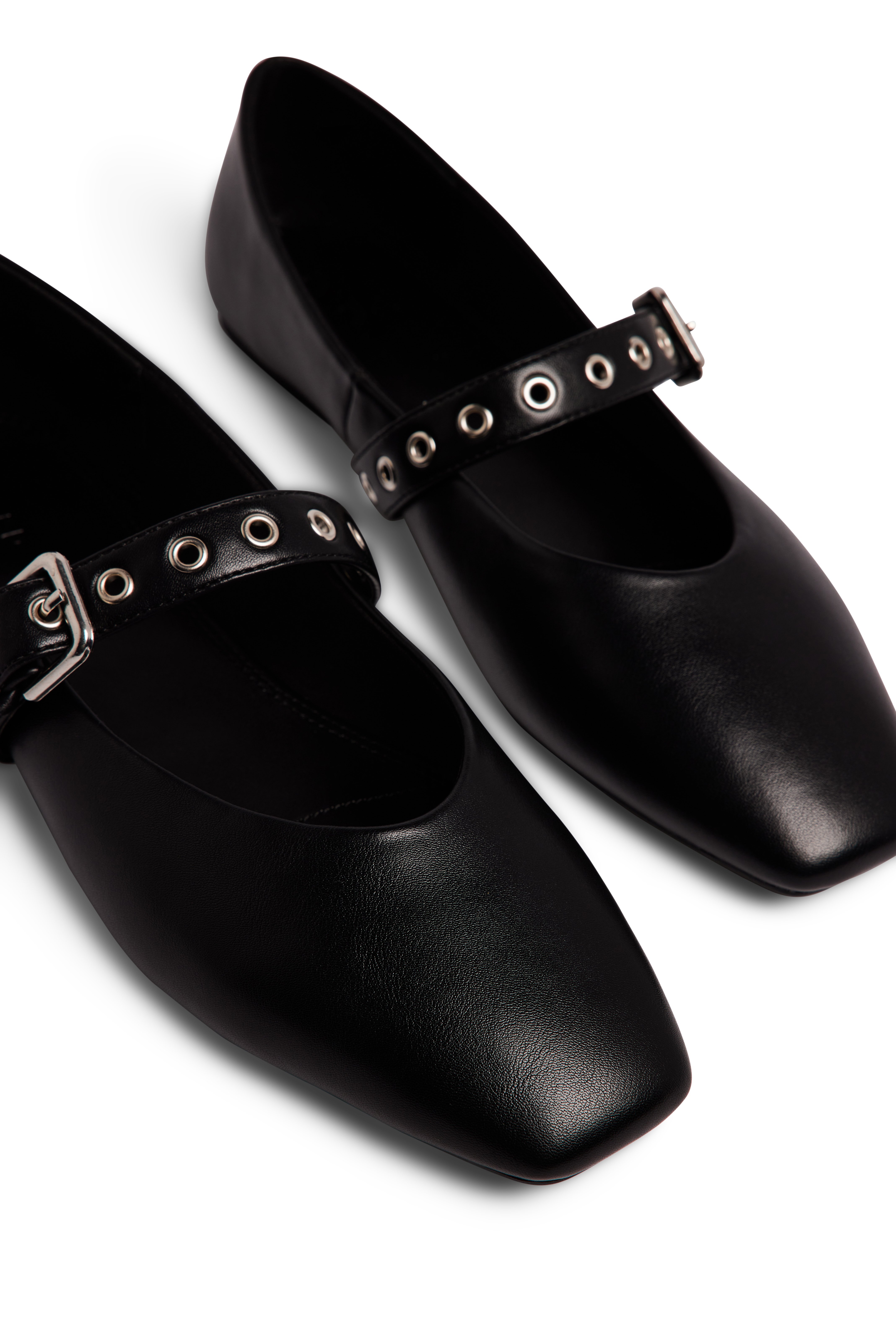 Ballerinas mit Riemchendetail