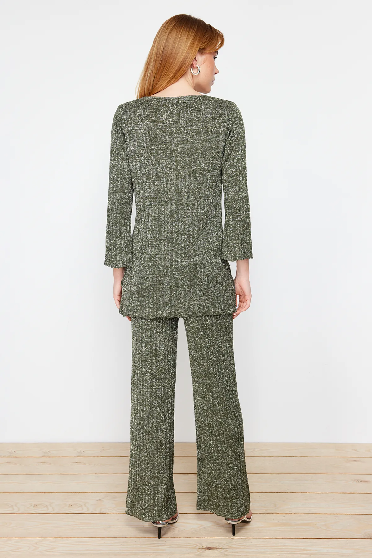 Trendyol Collection  Khakifarbenes Glitzer-Cardigan-Hosen-Set aus Strickoberteil und -unterteil TWOSS24AU00007