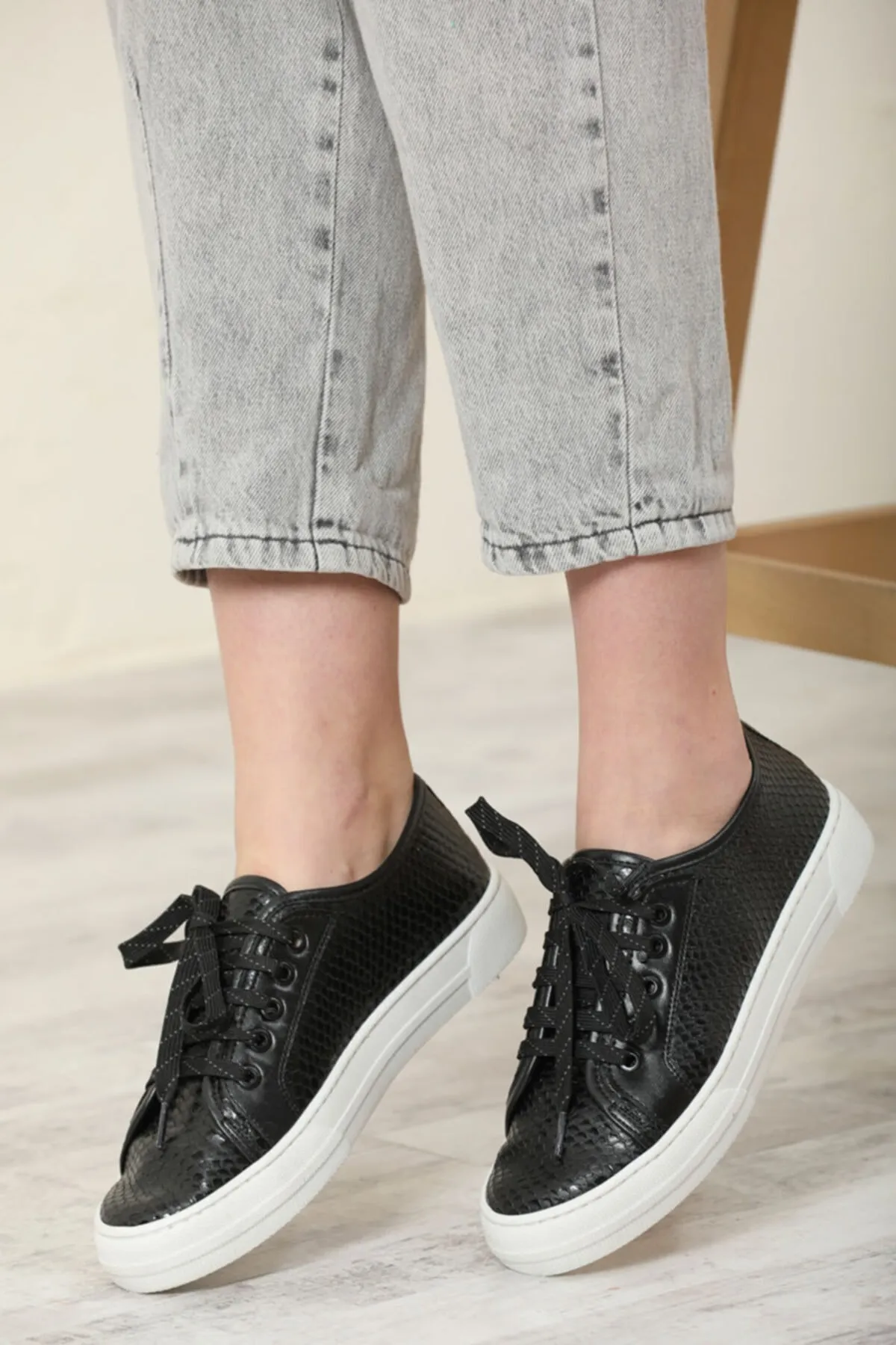 LETOON  2135 – Schwarze Freizeit-Sportschuhe für Damen