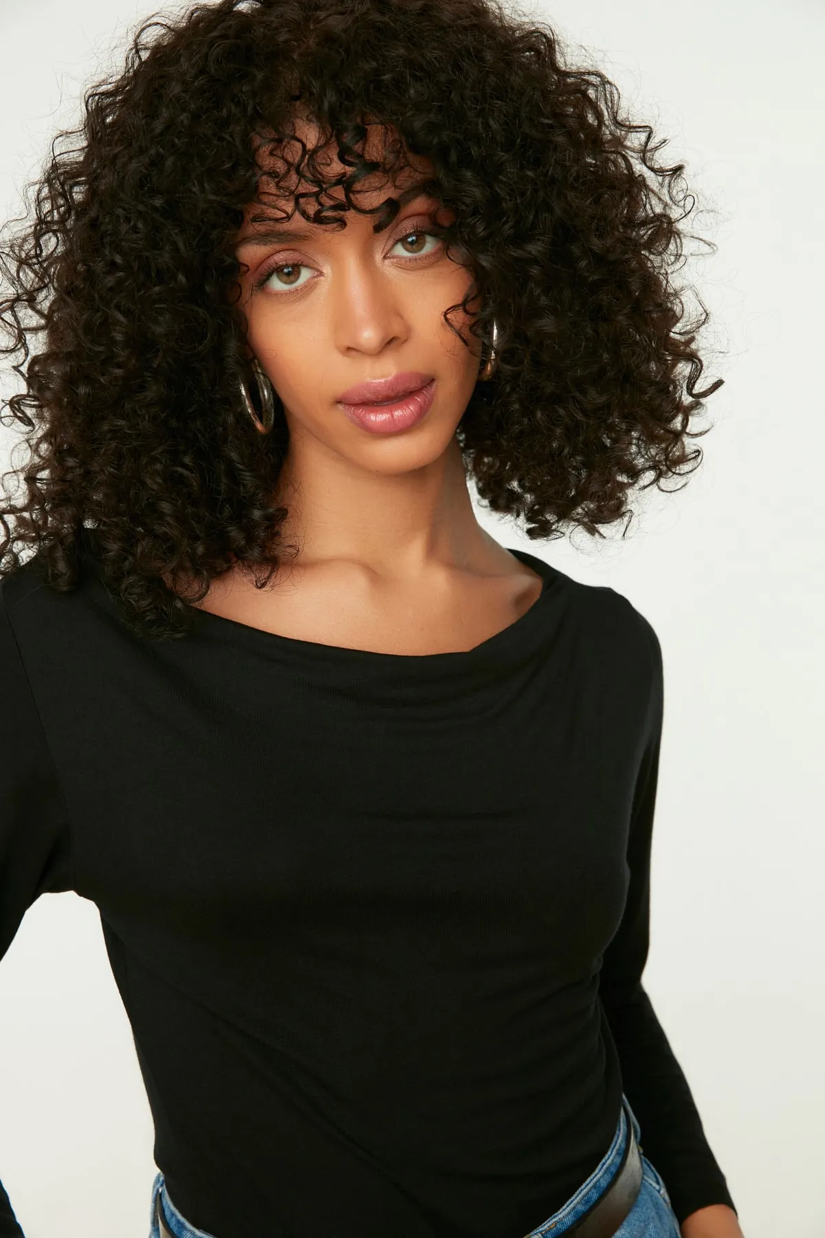 Trendyol Collection  Schwarze, langärmelige, dehnbare Viskose-Strickbluse mit Bateau-Ausschnitt TWOAW21BZ0106