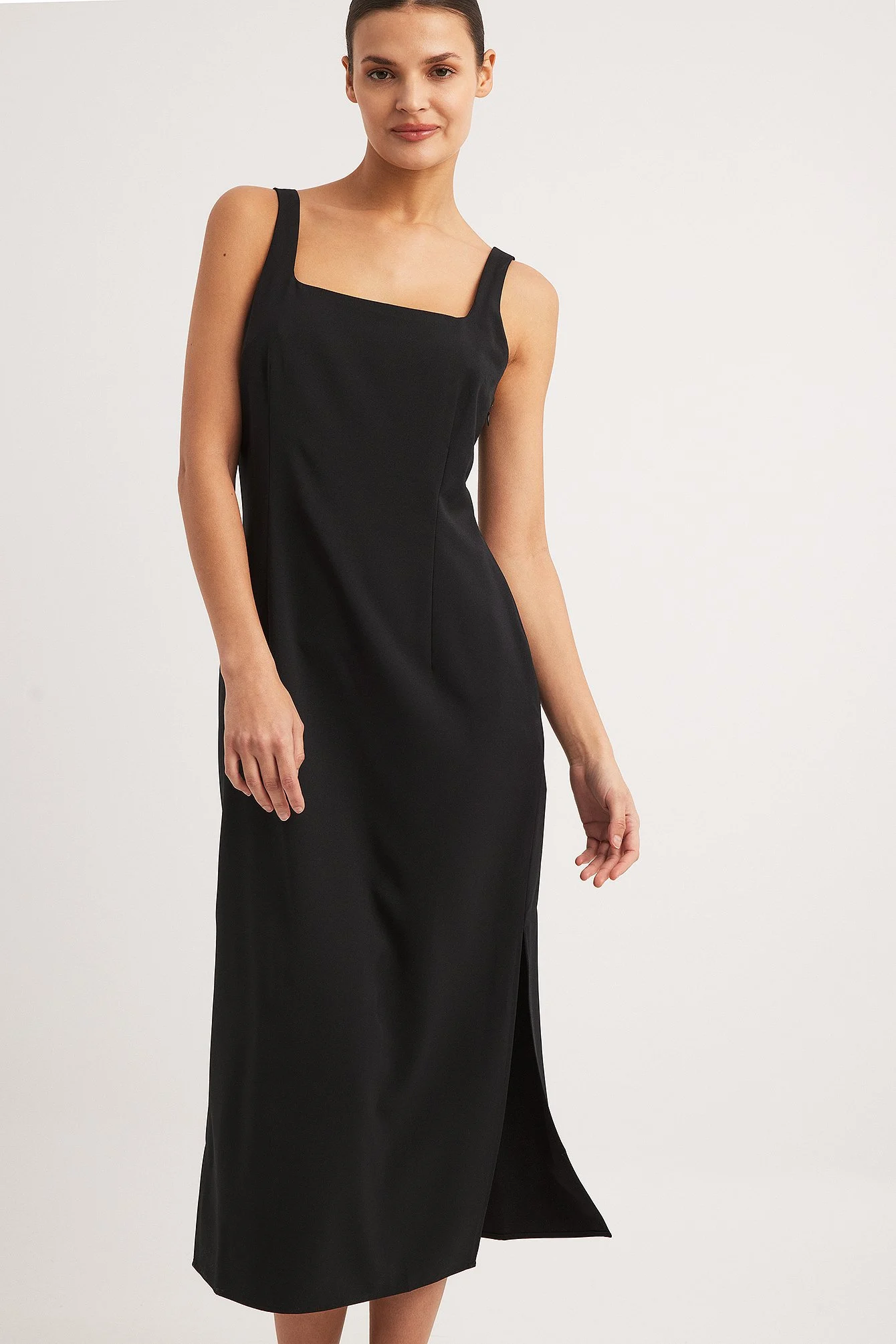 Eng anliegendes Midikleid mit eckigem Ausschnitt