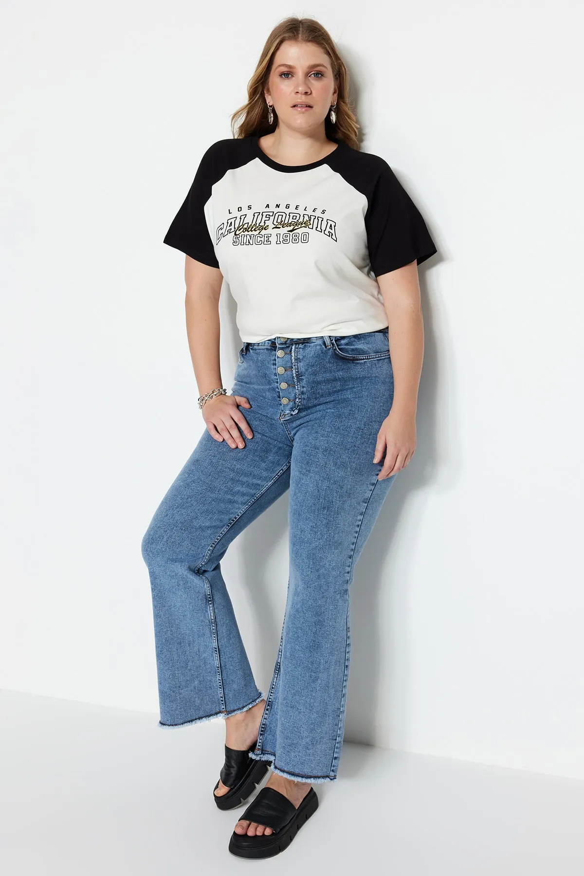 Trendyol Curve  Ecrufarbenes, bedrucktes Strick-T-Shirt TBBSS23BF00014