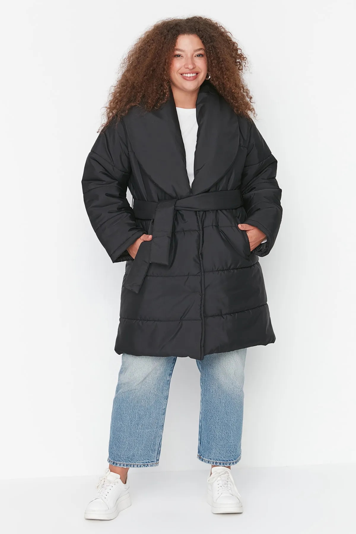 Trendyol Curve  Schwarze, übergroße Pufferjacke mit Schalkragen TBBAW23AW00000