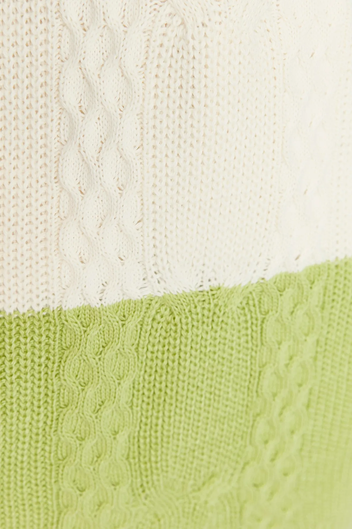 Trendyol Modest  Ecrufarbener Strickpullover mit Farbblockierung und Rundhalsausschnitt an Taille und Ärmeln TCTAW23KZ00067