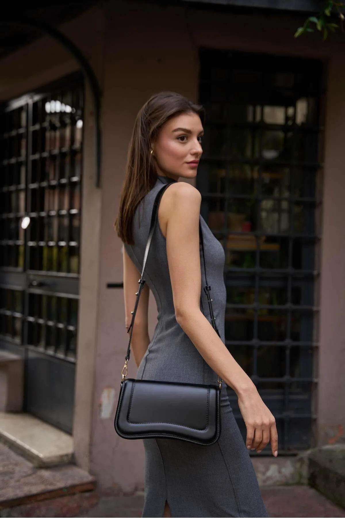 Madamra  Schwarze Damen Hand- und Schultertasche mit Magnetverschluss