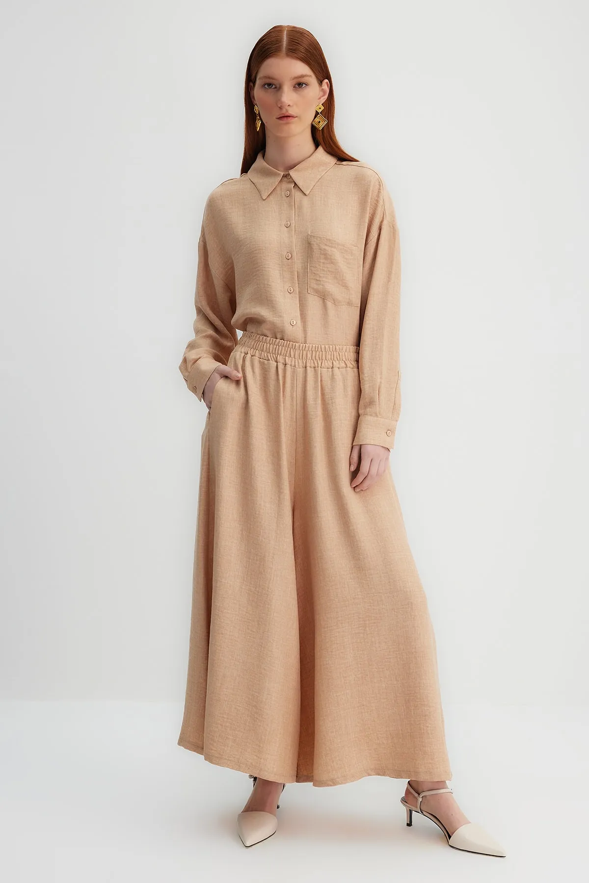 Trendyol Modest  X Kevser Sarıoglu Kamelfarbenes gewebtes Hemd-Hosen-Set mit weitem Bein TCLSS23US00001