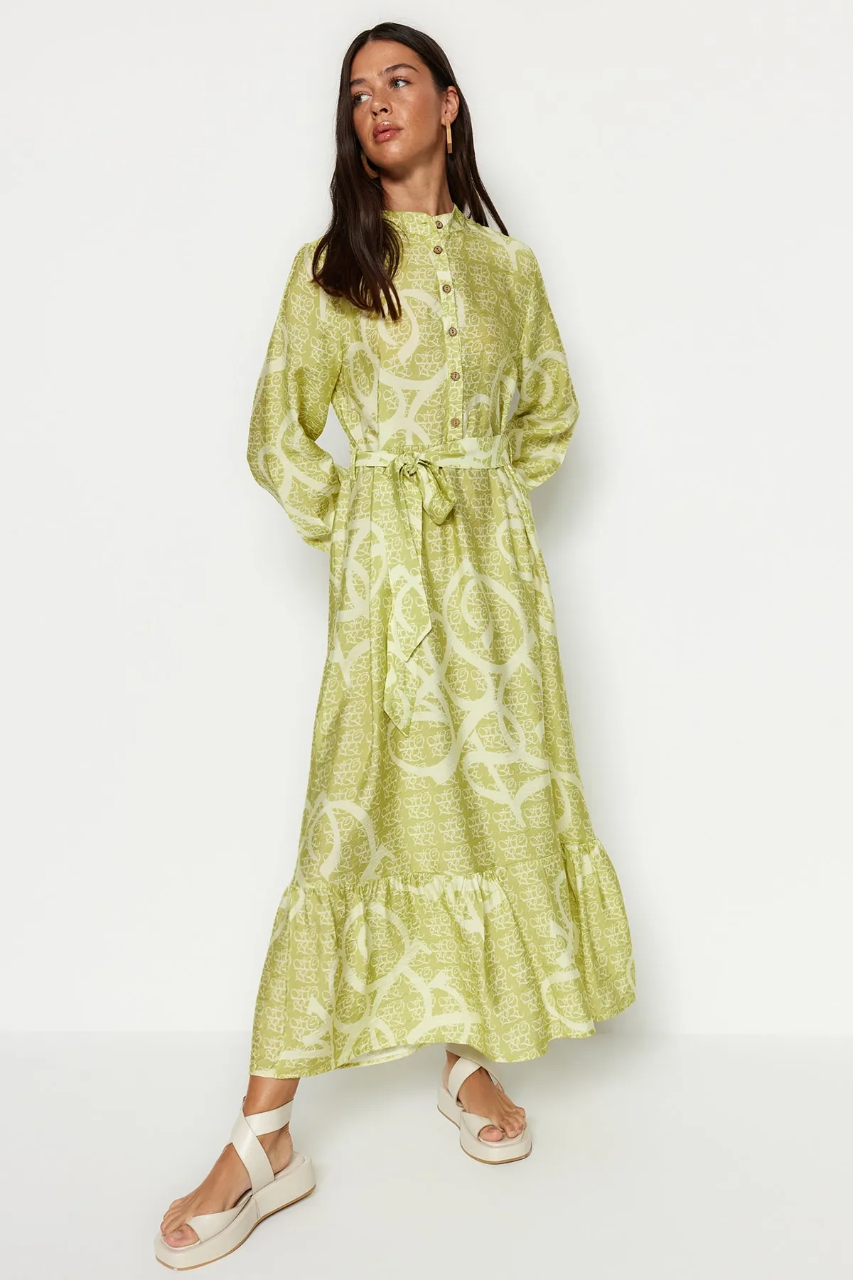 Trendyol Modest  Ölgrünes Kleid mit Gürtel, halber Knopfleiste, Rockspitze, Volant, gewebtem Muster TCTSS23EB00366