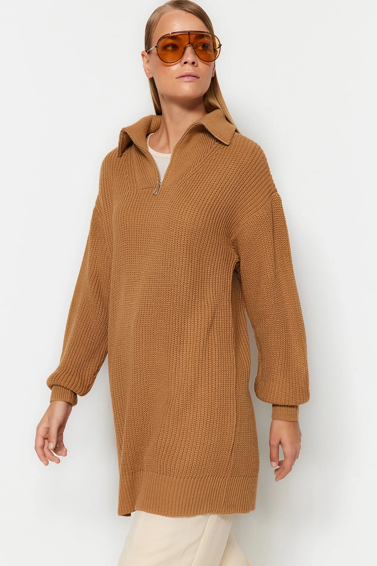 Trendyol Modest  Kamelfarbener, detaillierter Strickpullover mit Reißverschluss TCTAW24AK00137
