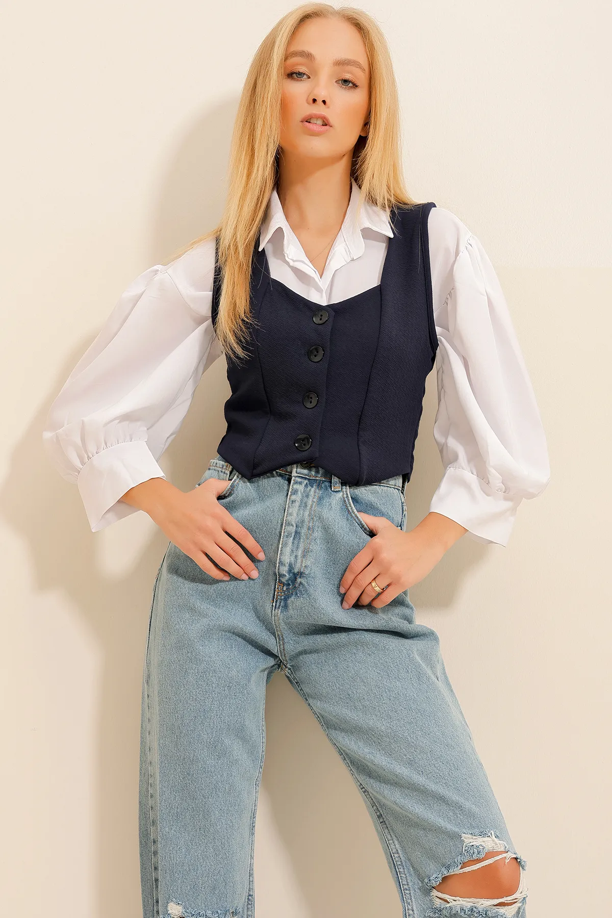 Trend Alaçatı Stili  Marineblaue, geknöpfte Crop-Weste mit Herzkragen für Damen ALC-X11053