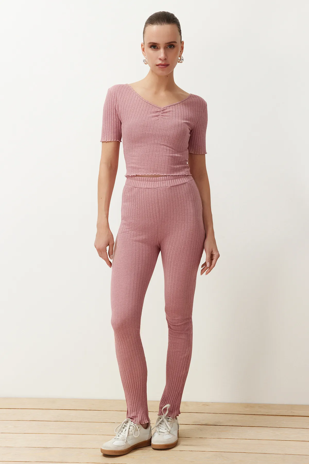 Trendyol Collection  Dried Rose V-Ausschnitt Raffung Detail Rippen Stretch Strick Bluse und Hose Unterteil-Top Set TWOSS24AU00100