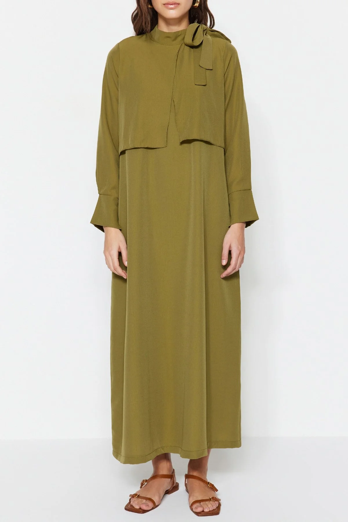 Trendyol Modest  Khakifarbenes, gewebtes Kleid mit Kragen und Krawatte TCTSS23EB00283