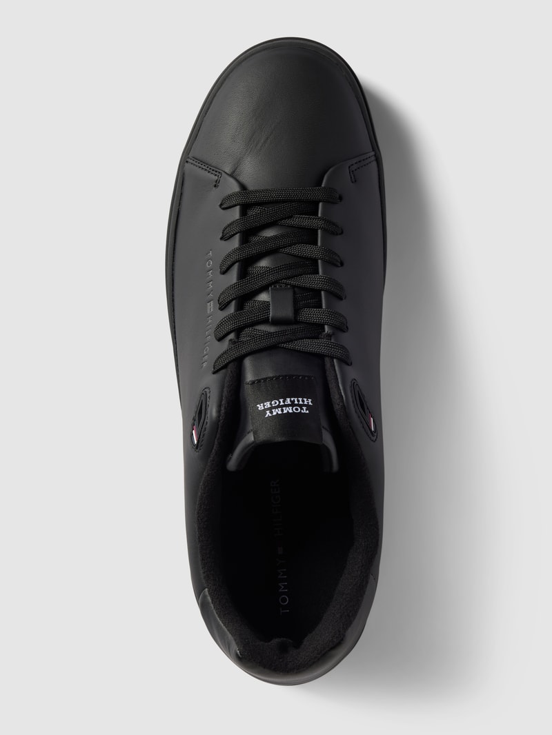 Sneaker mit Label-Detail in schwarz