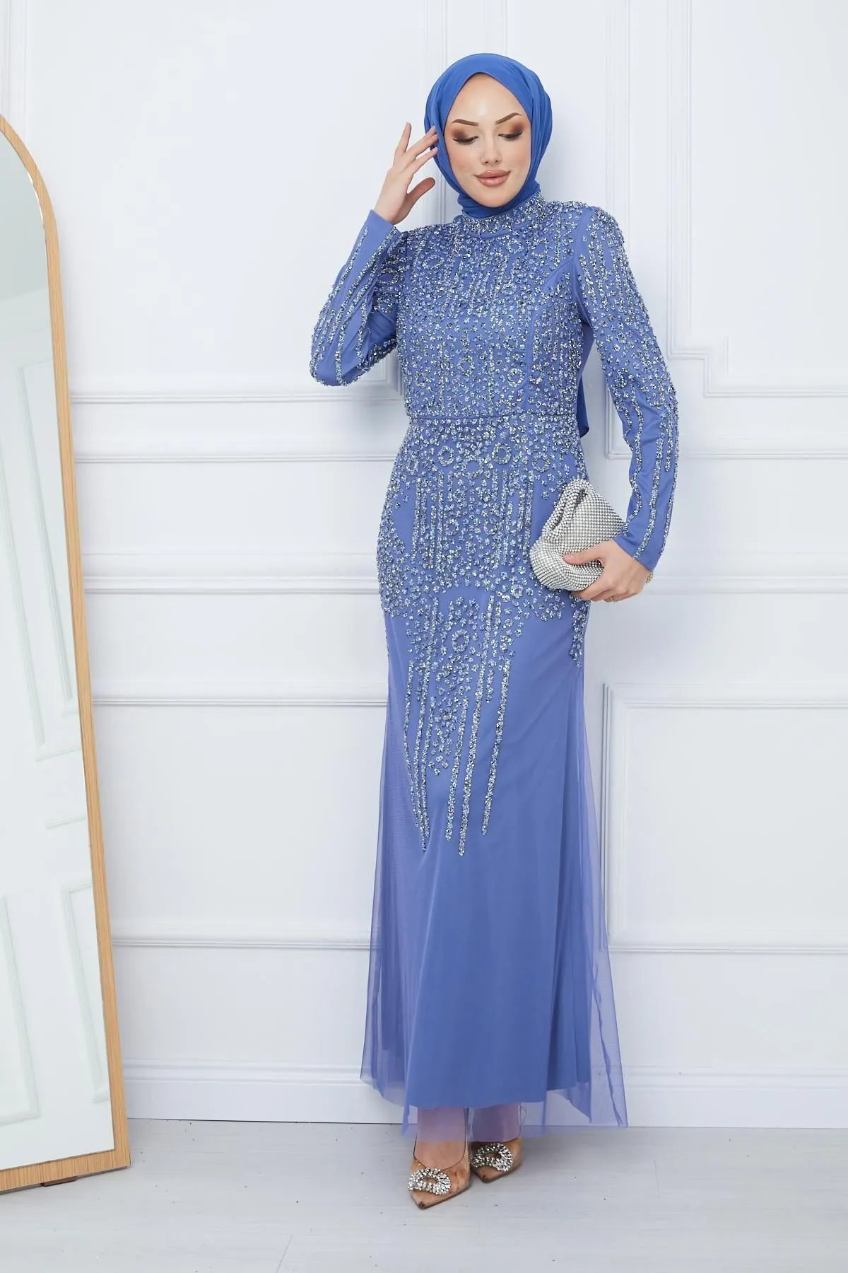 Olcay  Perlen- und juwelenbesetztes Hijab-Abendkleid aus Tüll INDİGO 1663