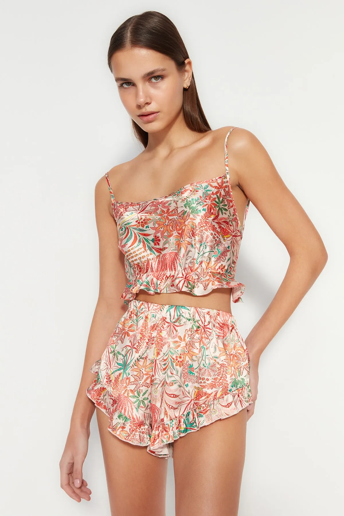 Trendyol Collection  Mehrfarbiges Pyjama-Set aus gewebtem Satin mit floralen Rüschen und Seilriemen auf der Rückseite THMSS23PT00048