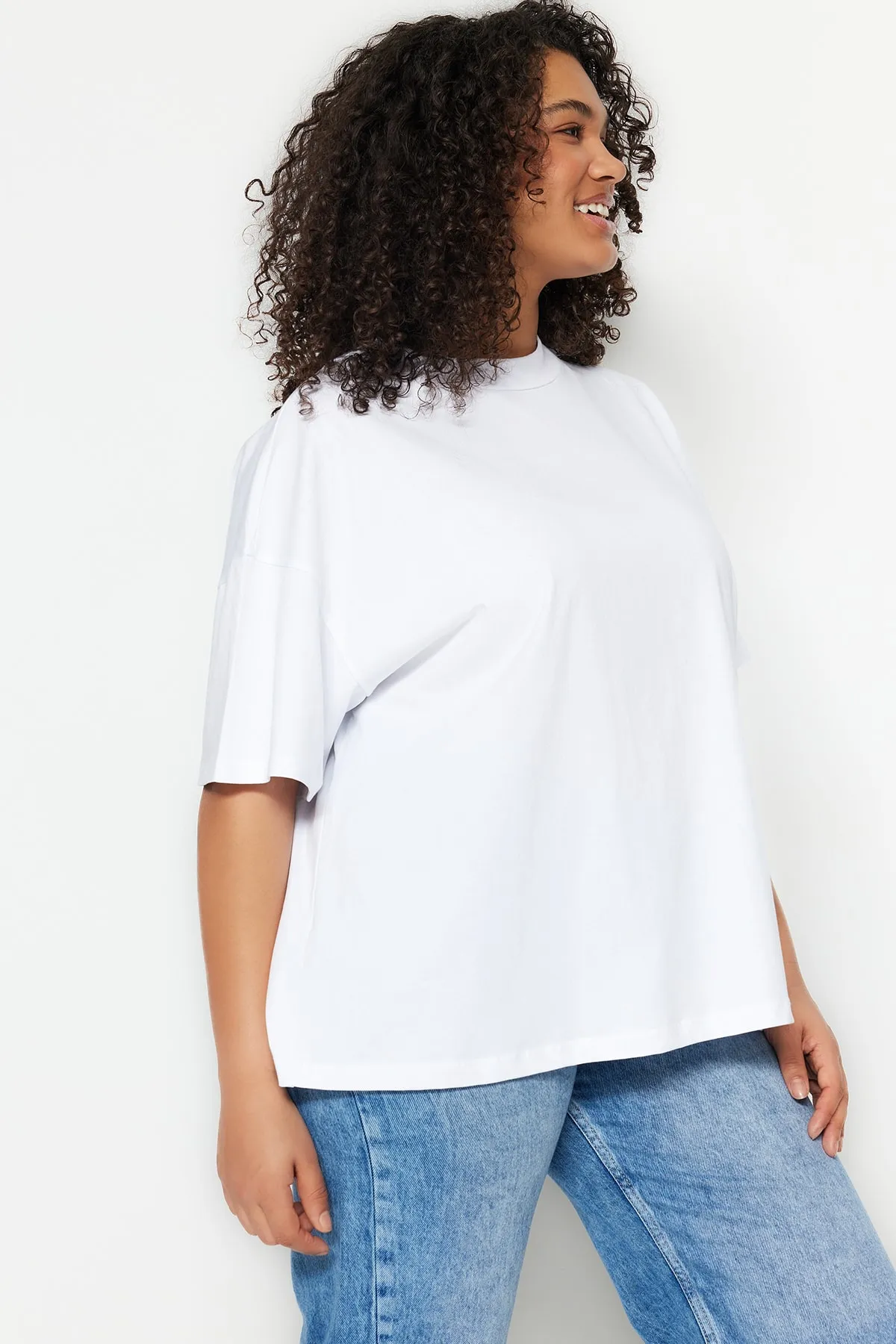 Trendyol Curve  Geripptes, weit geschnittenes Basic-Strick-T-Shirt mit weißem Kragen TBBSS23BF00017