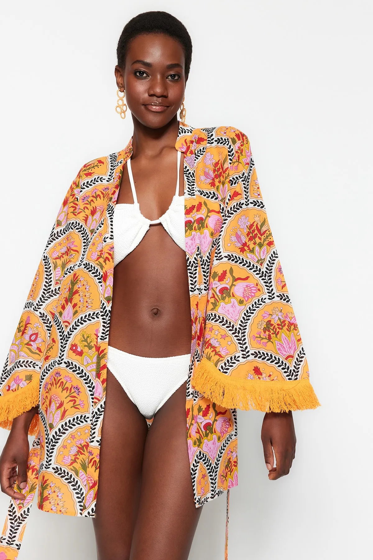Trendyol Collection  Blumengemusterter Mini-Kimono und Kaftan aus 100 % Baumwolle TBESS23KM00004
