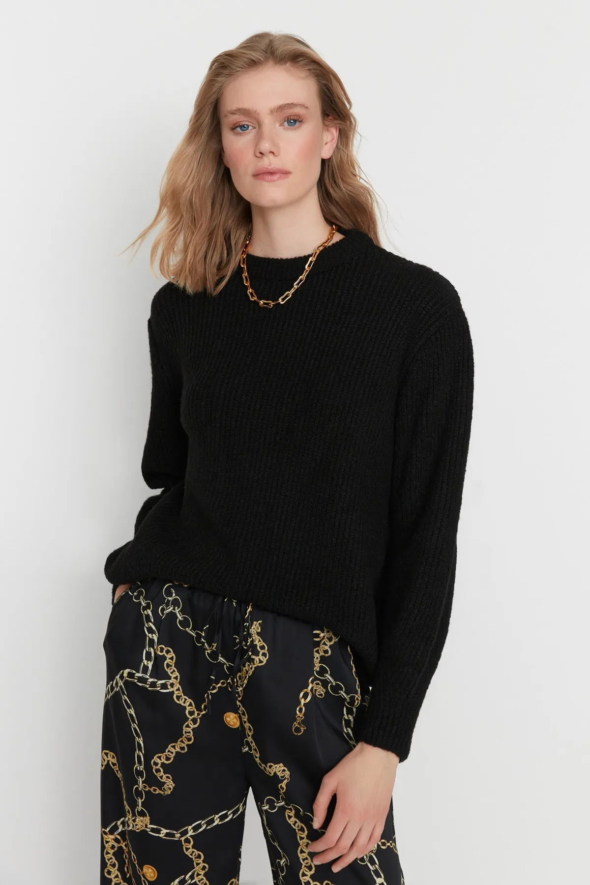 Trendyol Collection  Schwarzer, weich strukturierter Basic-Strickpullover mit weiter Passform TWOAW20FV0142