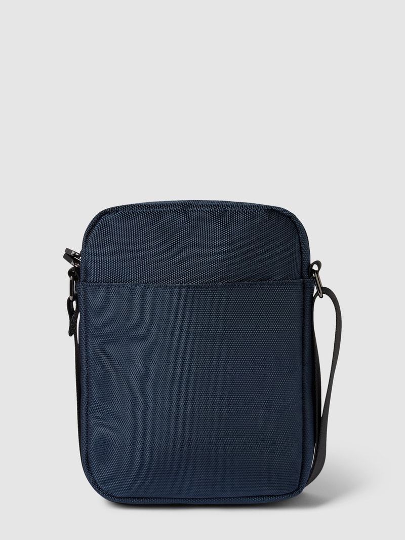 Umhängetasche mit Label-Patch in marineblau