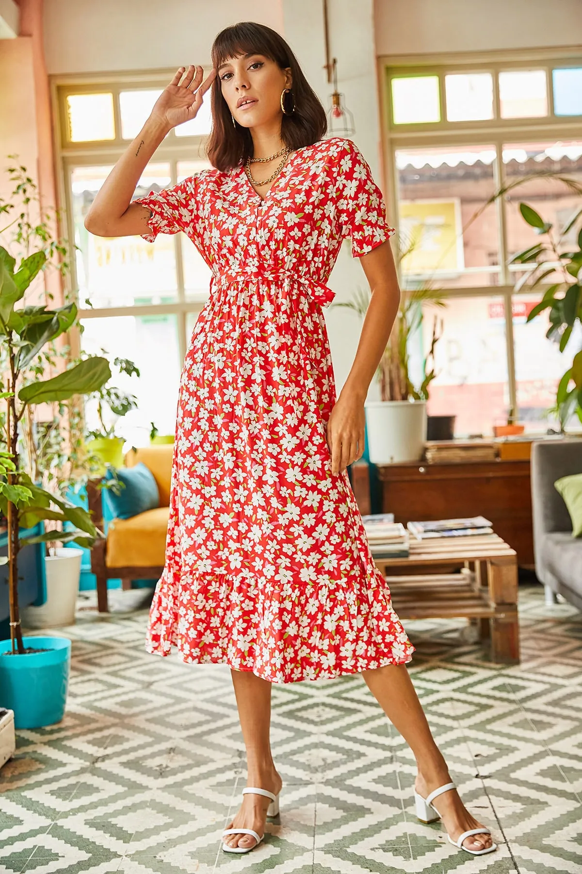 Olalook  Rotes Damenkleid aus gewebter Viskose mit Knöpfen und Gürtelärmeln ELB-19001524