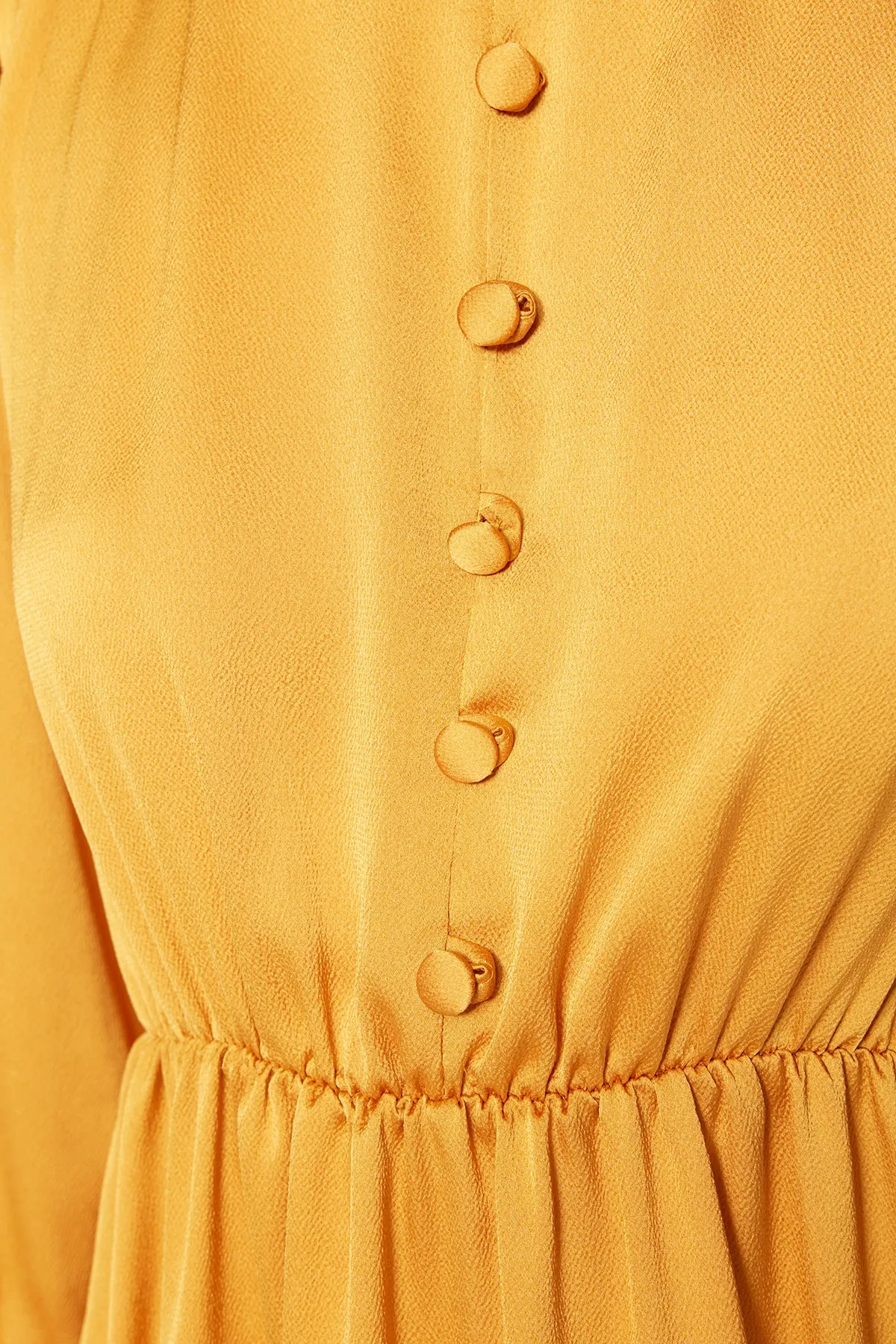 Trendyol Modest  Senfgelbes Abendkleid aus Satin mit Brit-Details TCTSS22EB0090