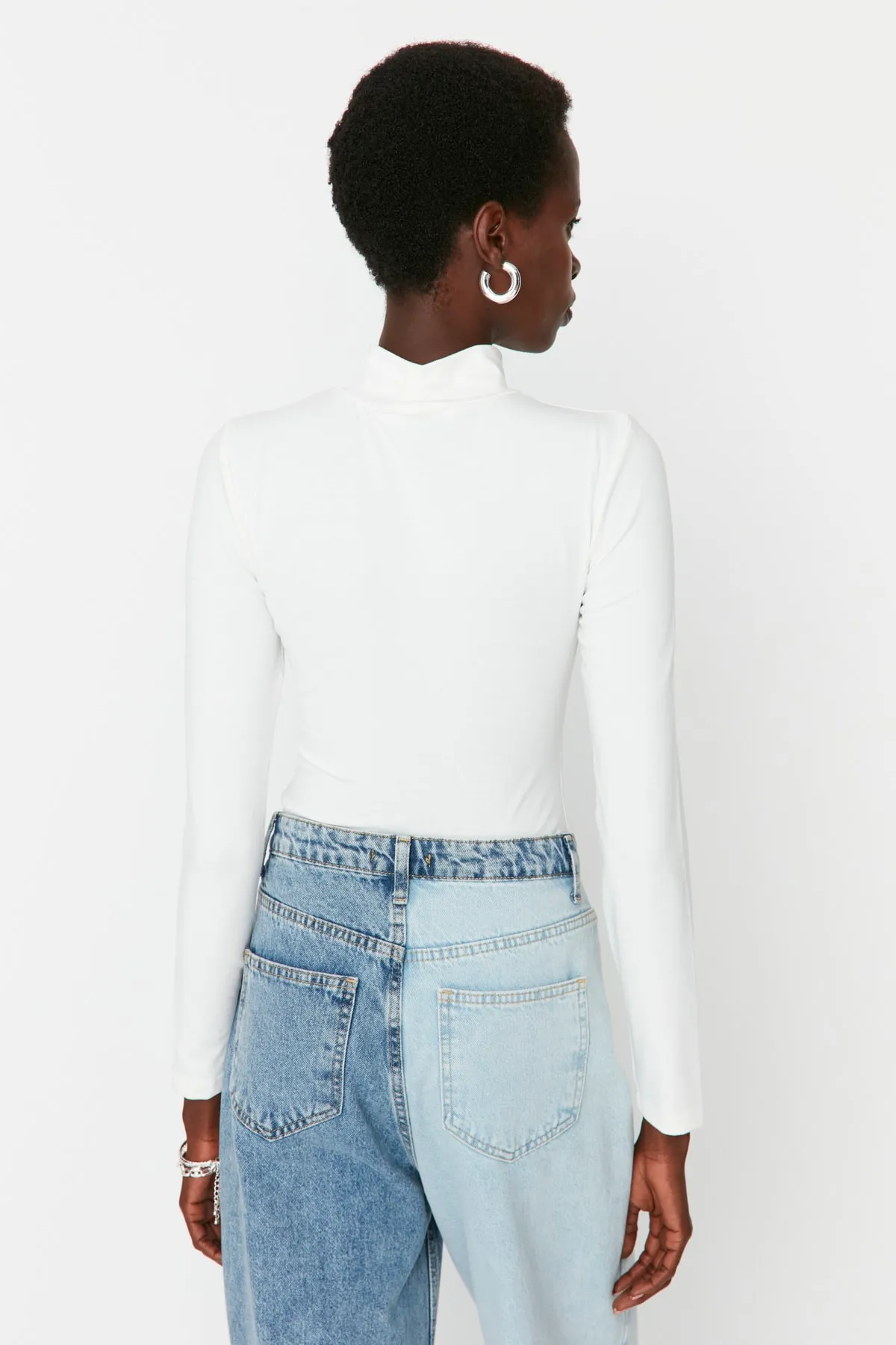 Trendyol Collection  Ecrufarbener Strick-Body mit Stehkragen und Druckknöpfen TWOAW21BD0008