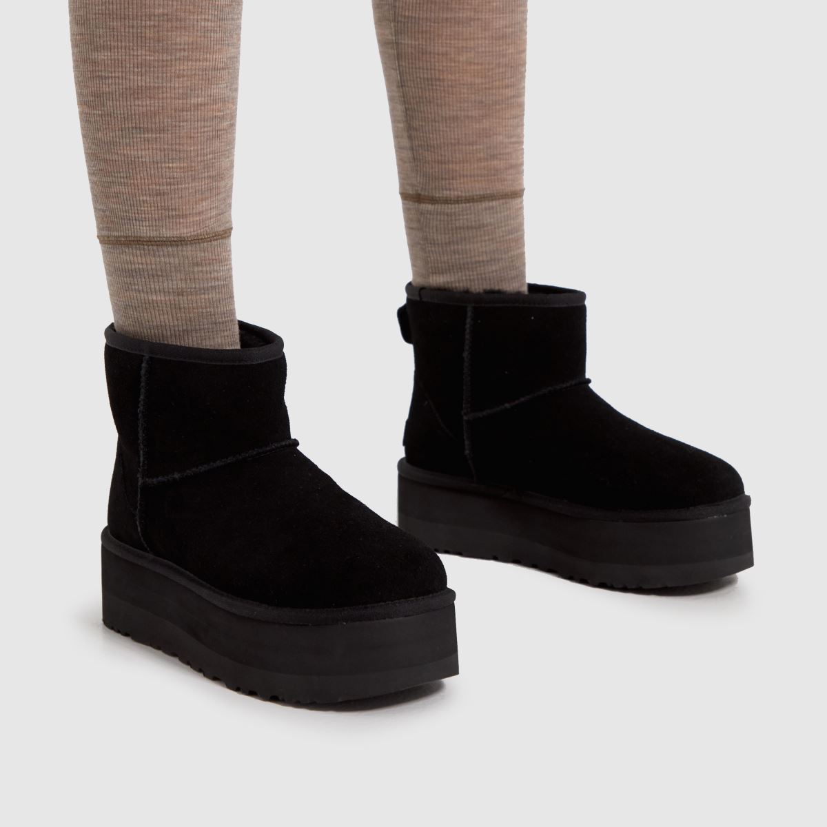 UGG – Svarta klassiska mini-platåstövlar