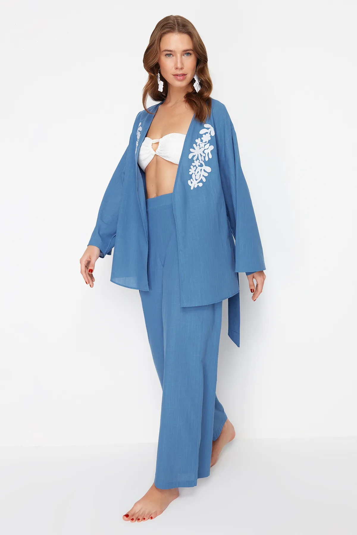 Trendyol Collection  Blaues, gewebtes, besticktes Kimono-Hosen-Set mit Gürtel TBESS24AU00071