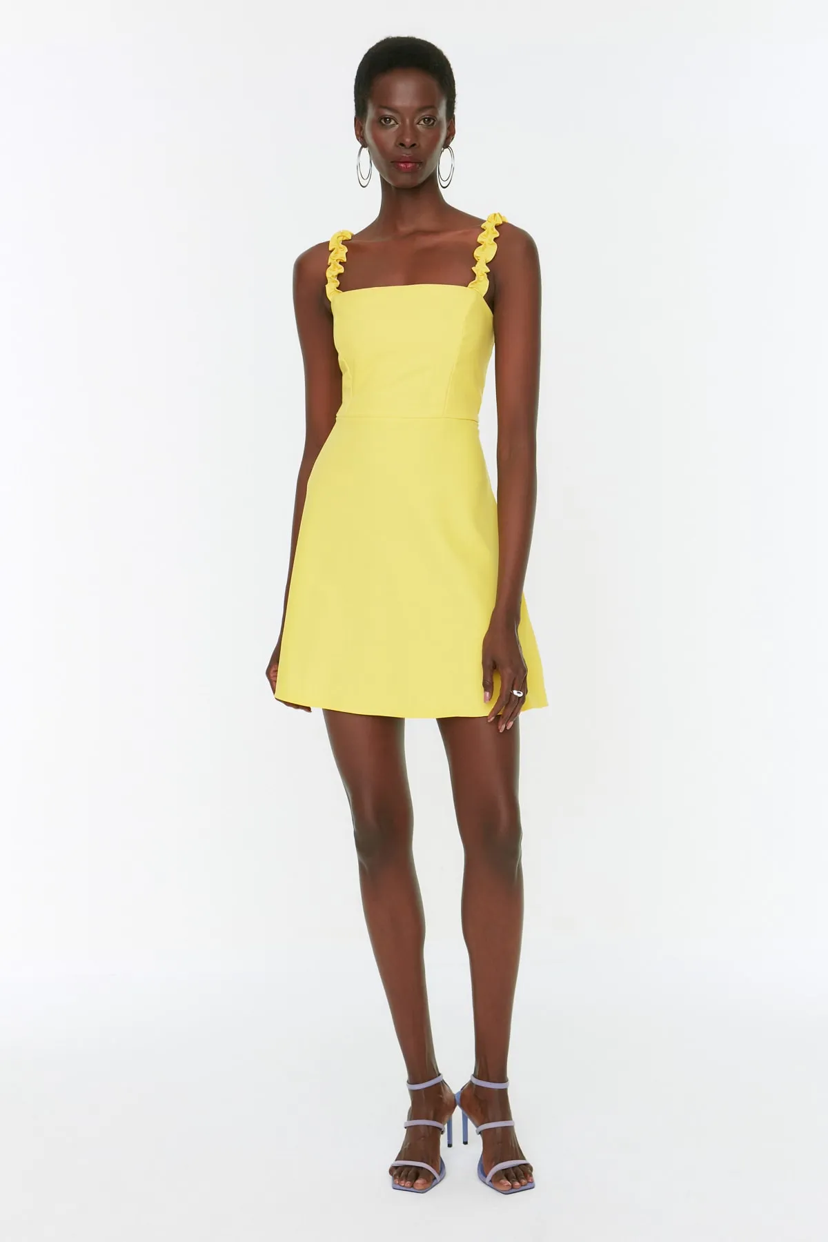 Trendyol Collection  Gelbes A-Linien-Minikleid mit quadratischem Kragen und Riemen und detailliertem Webmuster TWOSS22EL2175