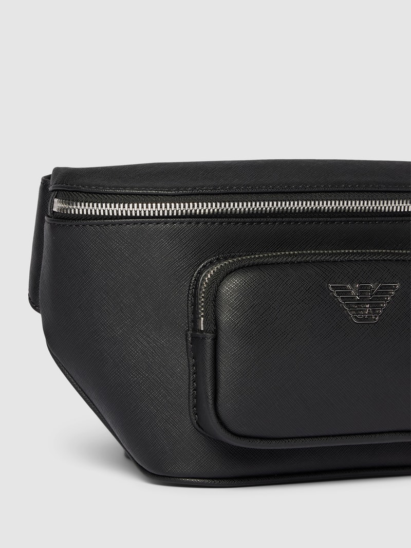 Bauchtasche aus Leder mit Label-Stitching in schwarz