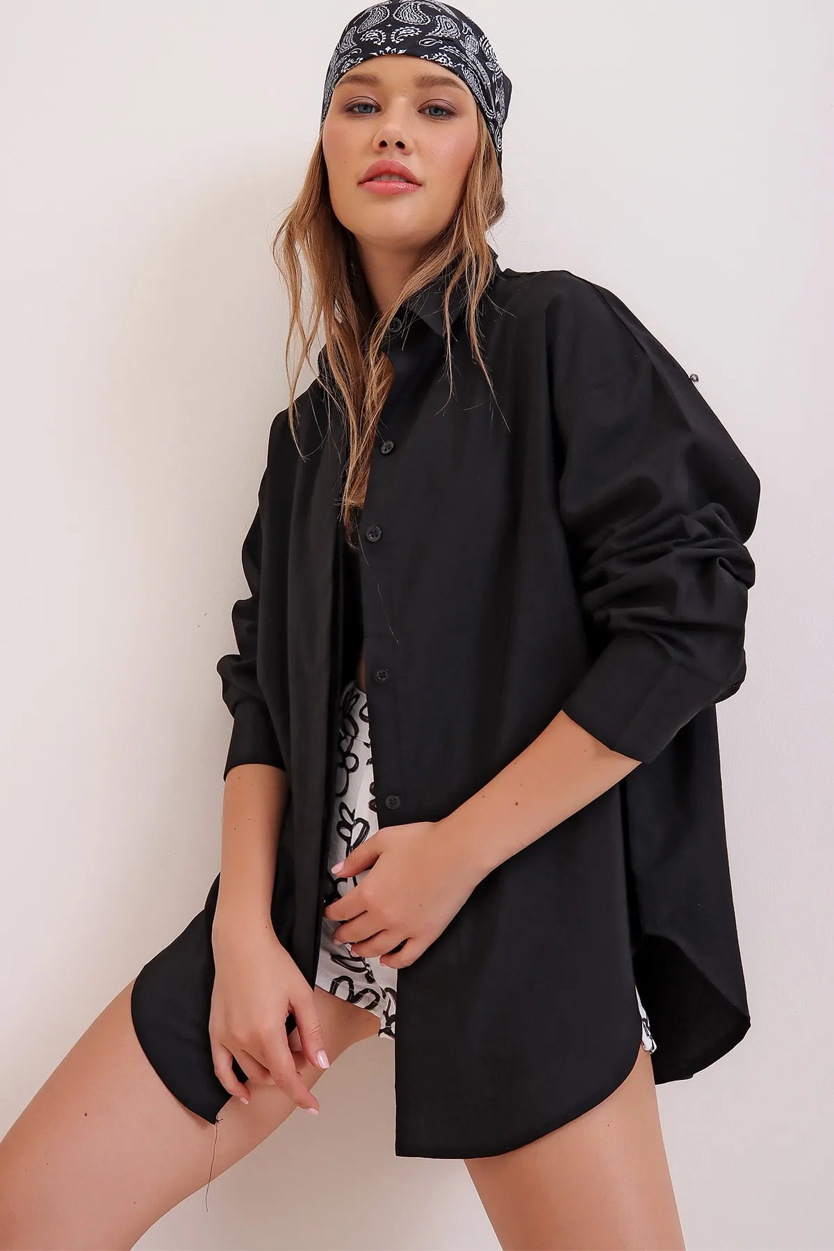 Trend Alaçatı Stili  Schwarzes, übergroßes, langes, gewebtes Hemd für Damen ALC-X6828