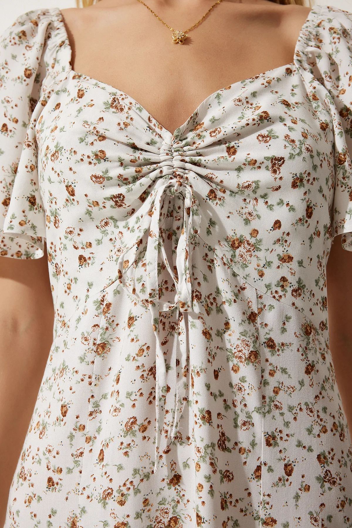 Happiness İstanbul  Ecrufarbenes, geschlitztes, detailliertes Volant-Viskosekleid für Damen UB00247