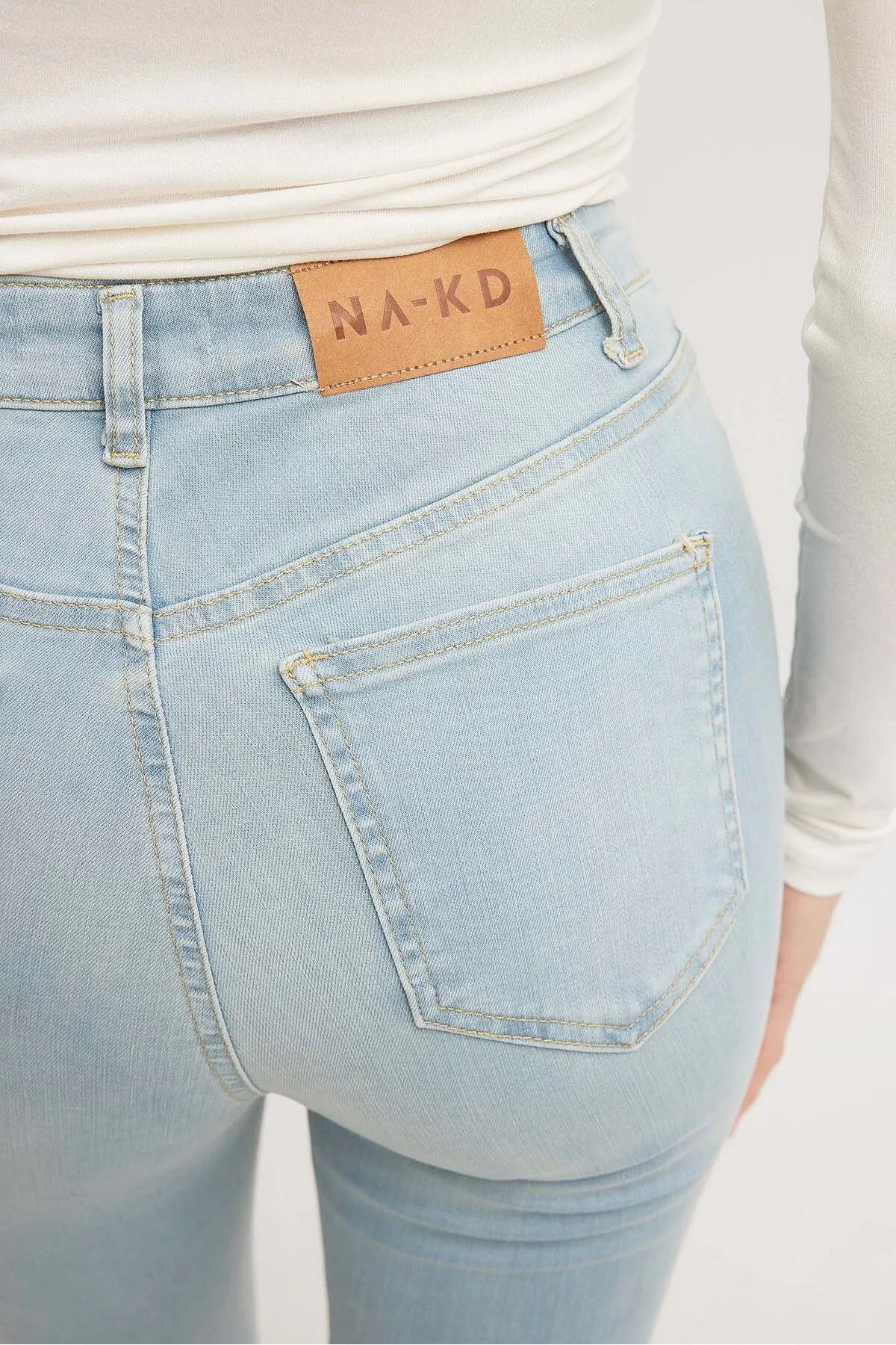 NA-KD  Skinny Jeans mit Destroyed-Effekt und hoher Taille aus Bio-Baumwolle