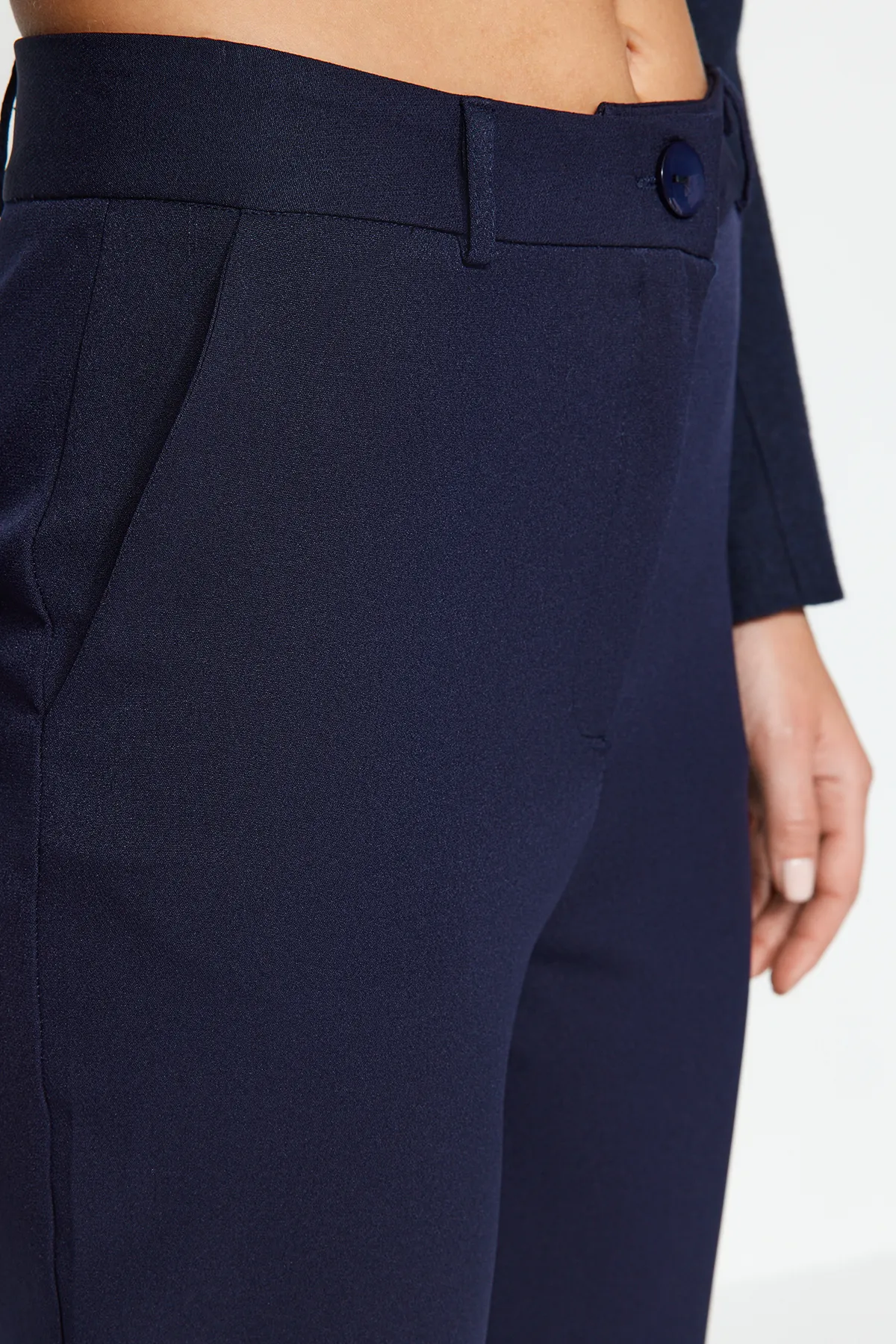 Trendyol Collection  Marineblaue Basic-Zigarettenhose mit schmalem Bein und Webstoff TWOSS19ST0038