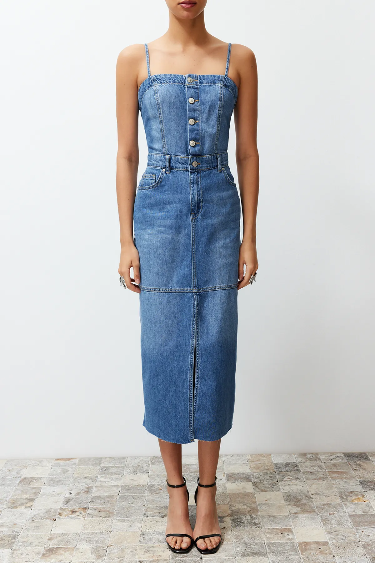 Trendyol Collection  Blaues Maxikleid aus Denim mit Riemchen TWOSS24EL00544