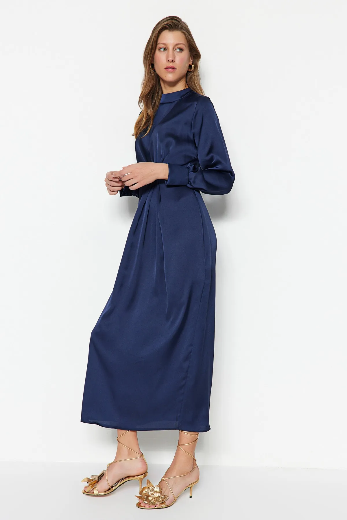 Trendyol Modest  Marineblaues Abendkleid aus Satin mit geraffter Taille TCTSS23DB00043