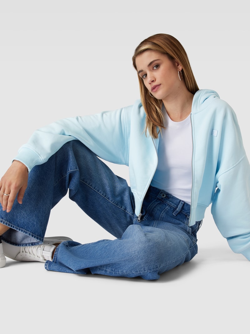 Cropped Sweatjacke mit Label-Patch Modell 'EMBRO' in hellblau