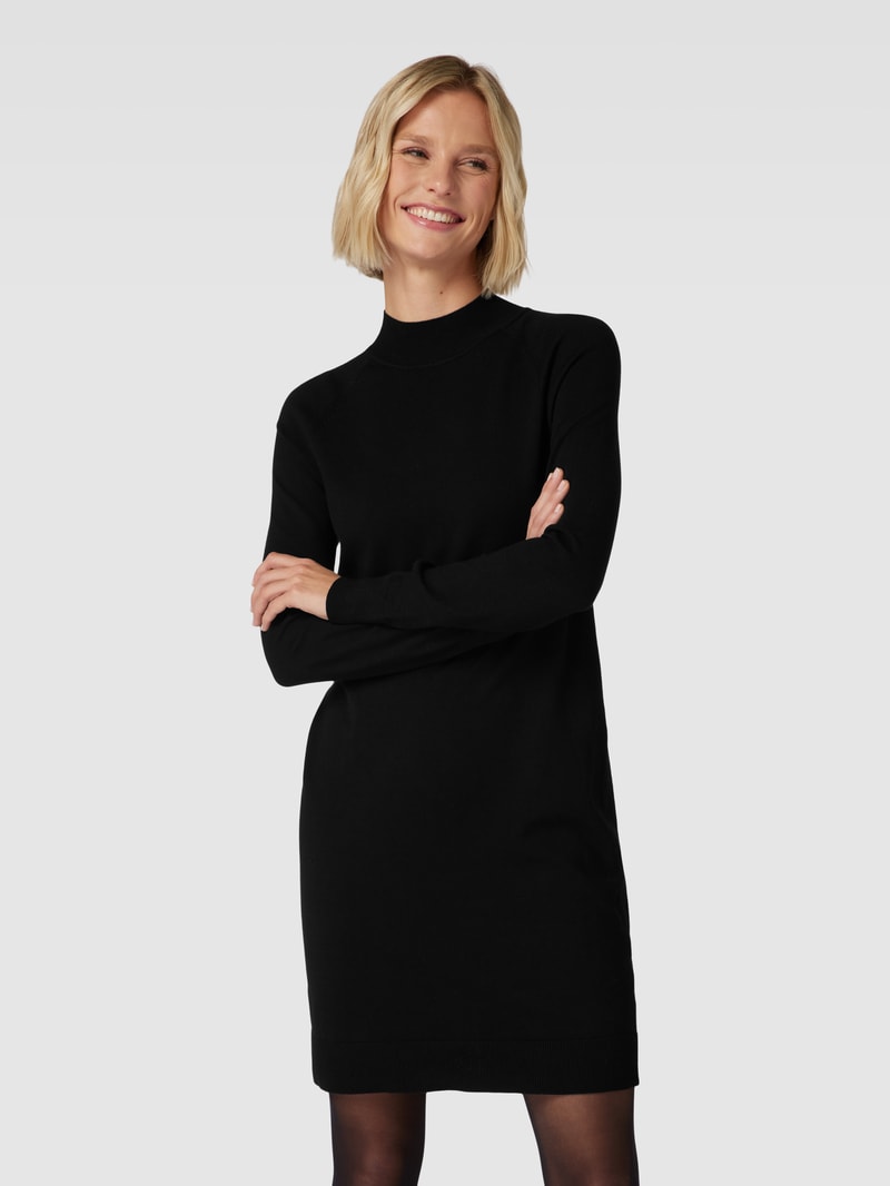Knielanges Strickkleid mit kleinem Stehkragen in schwarz