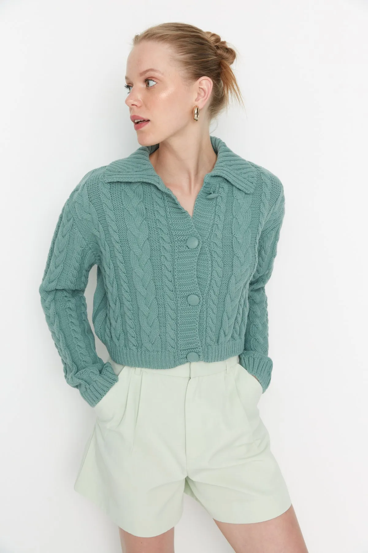 Trendyol Collection  Mintgrüner, kurz geschnittener Strick-Cardigan mit Polokragen und Knopfdetail