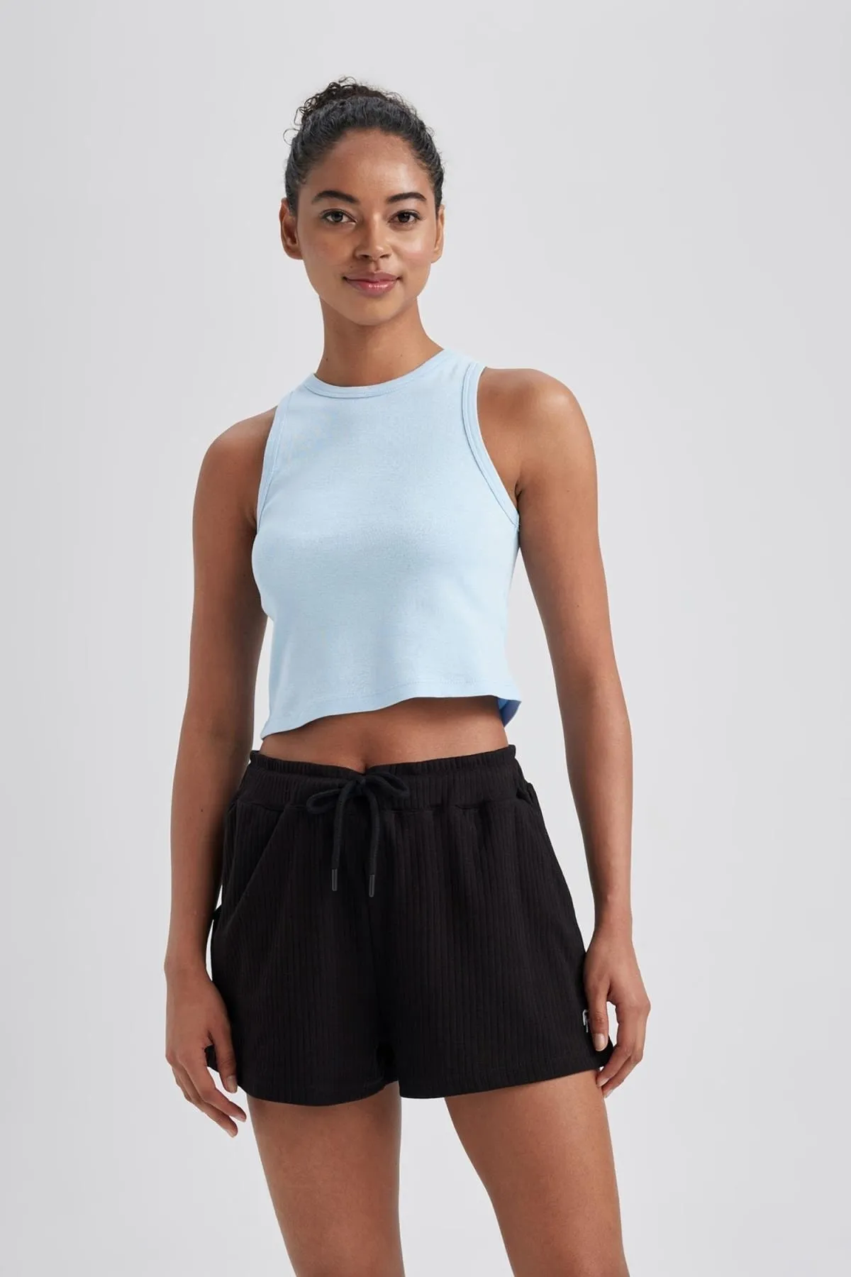 DeFacto  Passform: Sportliche kurze gerippte Shorts mit Standard-Passform A9919ax23hs