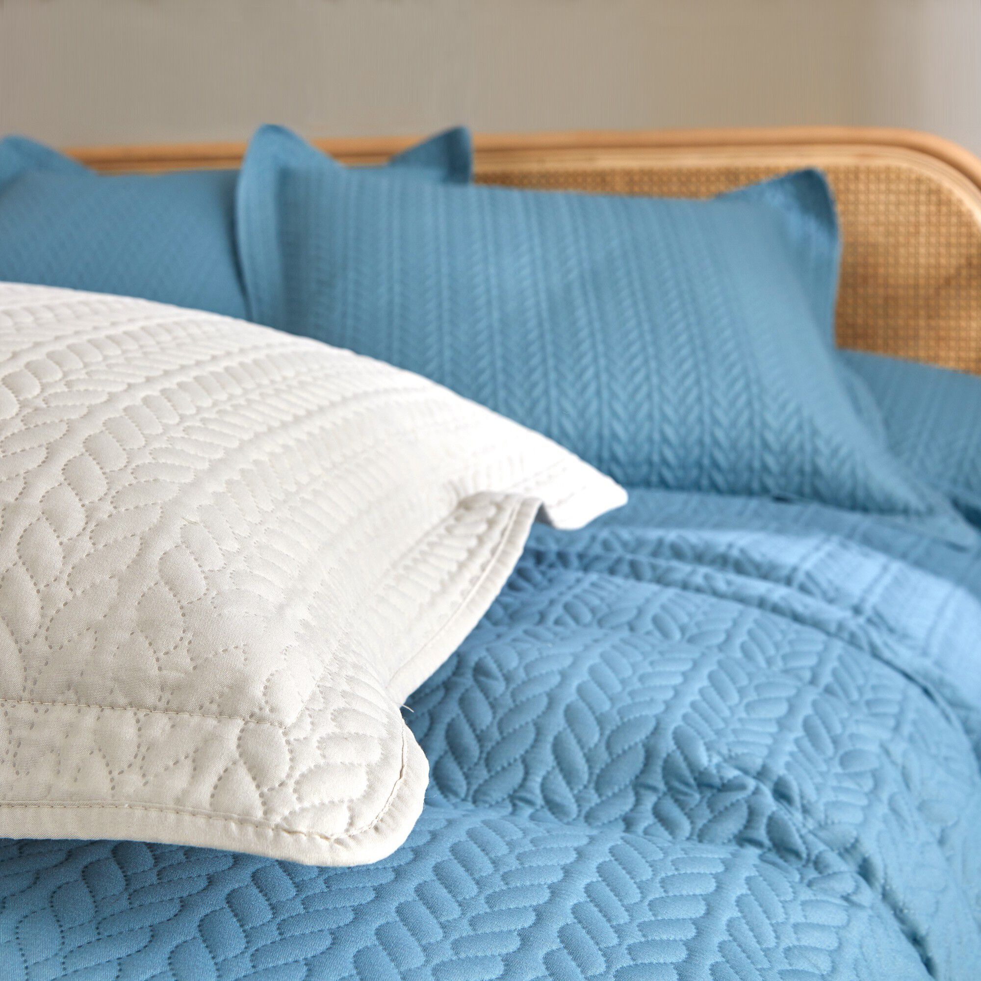 Couvre-lit matelassé microfibre motif géométrique