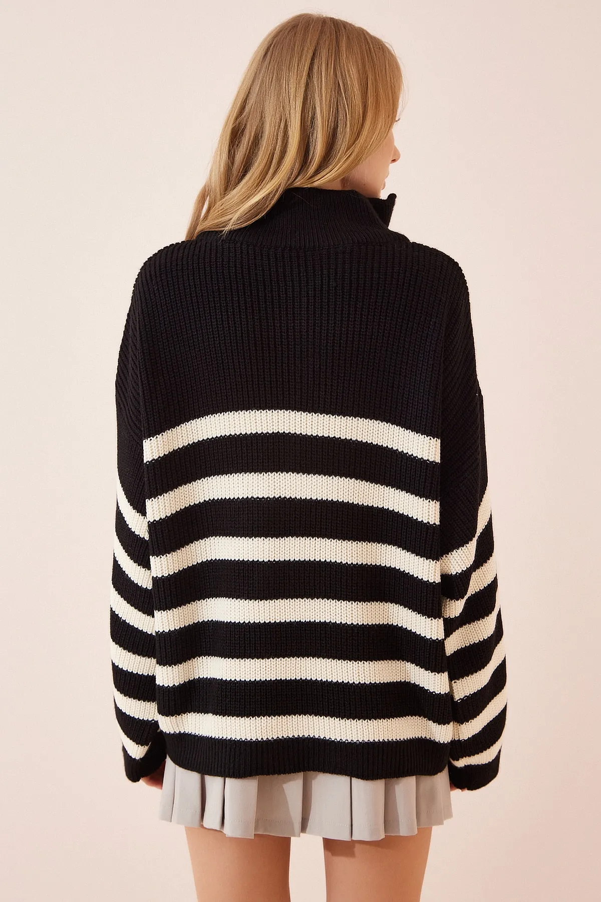 Happiness İstanbul  Schwarzes, gestreiftes Oversize-Sweatshirt mit Reißverschluss und Stehkragen für Damen YY00100