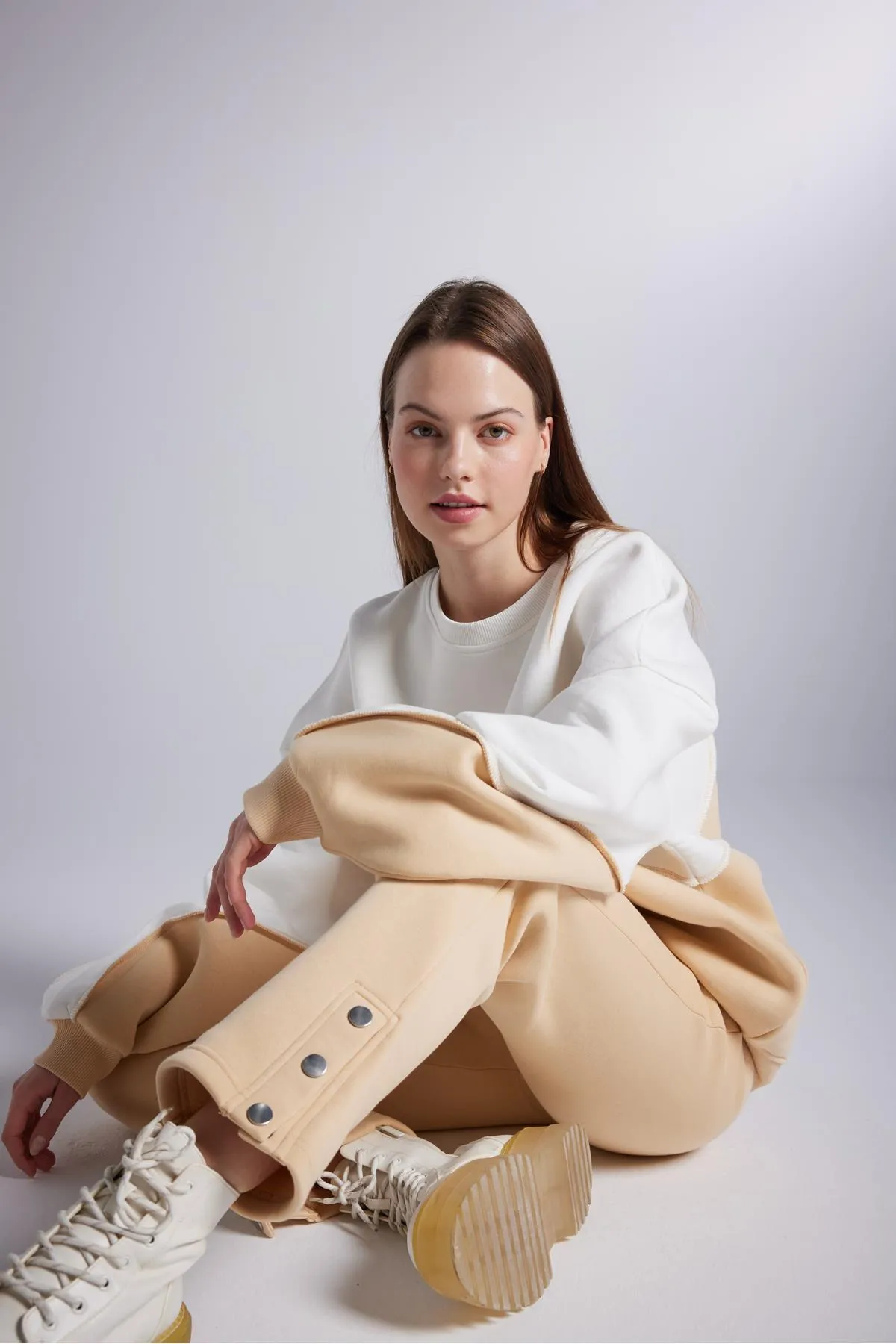 HOLLY LOLLY  Erhöhter 3-Faden-Stoff mit Druckknopfverschluss, elastisch, gerader Schnitt, Nola-Jogginghose, Beige